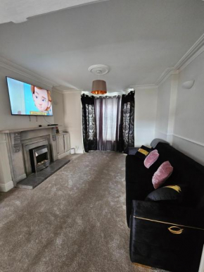 Mansfield 30 x DM for Weekly or Monthly Deals x Sleeps 10, Free Parking x Wifi